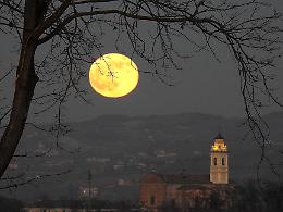 La "Luna fredda" di dicembre, l'ultima dell'anno, sulle campagne di Carrù
