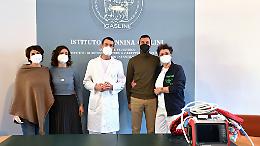 Coppia carrucese dona un ventilatore al "Gaslini" in memoria del loro bimbo