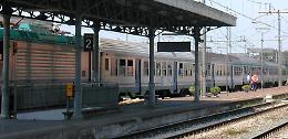 Raffiche di vento: alla stazione di Fossano pensilina pericolante