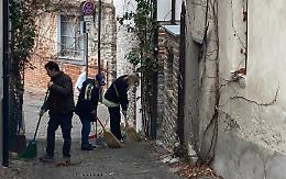 Volontari al lavoro per “tenere in ordine” le stradine di Dogliani Castello