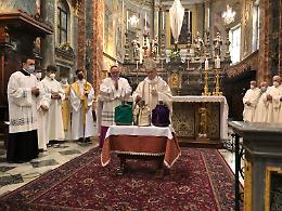 Messa crismale. Il vescovo ai preti ed ai diaconi: "Sentirsi chiamati ogni giorno come agli inizi"