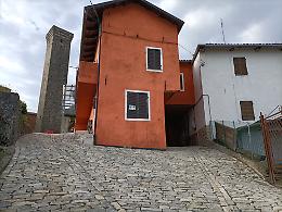 Rocca Cigliè si fa bella: nuova pavimentazione in pietra di Langa in centro