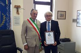 Clavesana: il geom. Fabio Manfredi riceve l'Aratro d'oro 2022