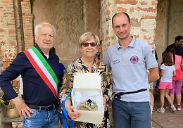Piozzo: la “bidella” Mirella va in pensione, festa e merenda con i bimbi