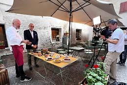 “Merenda sinoira” e campi di girasoli: riprese Mediaset, Farigliano va in tv