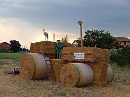 Un trattore con le balle di paglia: omaggio al mondo agricolo in difficoltà