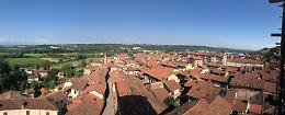 Una vista fantastica sul paese e le Langhe, dalla sommità del “ciuché” di Farigliano