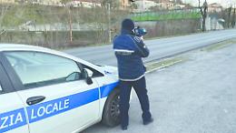Senza patente e revisione dell’auto cerca di sfuggire alla Polizia locale a Carcare