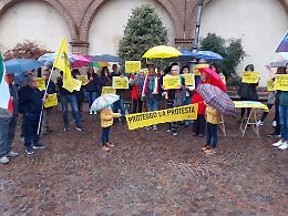 Trinità: flashmob sotto la pioggia, per i diritti delle donne iraniane