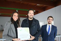Il GSE premia Carrù per il suo Palasport con la targa di "efficienza"