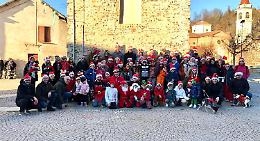 “Camminata dei Babbi Natale”: in 70 a Farigliano, per le vie del paese