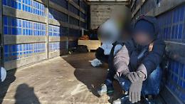 Camionista si ferma sull'A6 a Mondovì e trova 11 migranti nascosti nel rimorchio