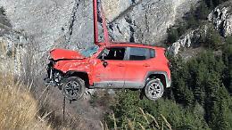 Auto precipita in una gola profonda 60 metri: in salvo il conducente