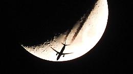 L’aereo che attraversa la luna: l’incredibile scatto da Carrù