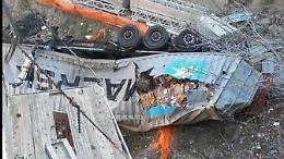 A fuoco il cassone del camion precipitato dal viadotto dell'autostrada Torino-Savona