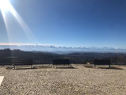 Murazzano: un “salotto” sulla piazza della chiesa, con vista sulle montagne