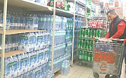 Acqua non potabile a Carrù: i cittadini fanno provviste di bottiglie nei supermercati
