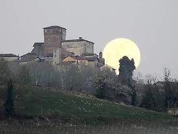 La "luna rosa" di primavera sorge dietro il castello di Cigliè