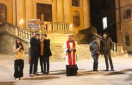 Gli adolescenti protagonisti della Via Crucis dal Borgato in San Filippo a Mondovì