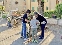 Dogliani: nuovi fiori e arredi “verdi” a Castello, aspettando il “Festival della tv”
