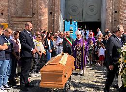L'addio commosso a don Aldo Mattei: a Garessio una folla incontenibile