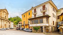 Dogliani: in vendita lo storico albergo “Albero Fiorito” che ospitò Coppi e Bartali