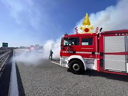 Auto in fiamme sull'autostrada A6 a Lesegno: nessun ferito
