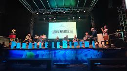 Lo show "Parallelebipedi" a Piazza: serata spettacolare fra comicità, musica e riflessioni