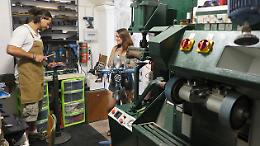 Riparazione e personalizzazione di scarpe e accessori: a Mondovì apre il calzolaio Baruka
