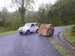 Caprauna: masso grande come un'auto cade in mezzo alla strada
