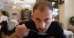 Lo youtuber “Franchino Er Criminale” esalta il cibo di Carrù