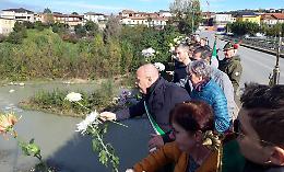 Farigliano: lancio di fiori in acqua dal ponte, nel ricordo delle vittime dell'alluvione