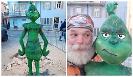 Il "Grinch" arriva a Farigliano: ecco l'ultima bellissima scultura di "Barba Brisiu"