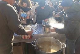 "Fiera dei puciu" a Farigliano: in tantissimi per gustare la "minestra degli uomini"