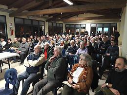 In tanti a Clavesana, alla serata contro il deposito rifiuti: «Nessuno vuole questo progetto»