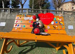 "Piozzo in love": due innamorati guardano le Langhe, dalla big bench all'Albarosa
