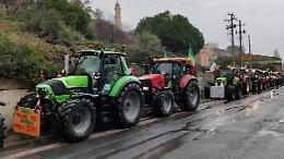 LA PROTESTA - I trattori cuneesi sono arrivati a Sanremo