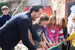 A Carrù i ragazzi delle Scuole spargono la poesia per il paese