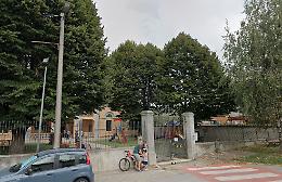 Due dei tigli secolari della Materna di Farigliano sono pericolosi: vanno abbattuti