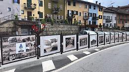 Antiche foto di Gino Voena sui pannelli che delimitano la piazzetta di Farigliano