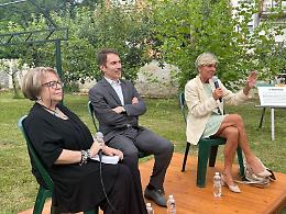 "Un libro in giardino" a Ceva: pienone al primo appuntamento