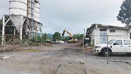 Carrù, demoliti i capannoni “ecomostri” delle vecchie acciaierie
