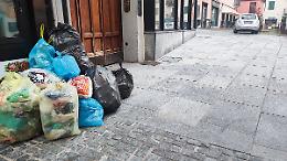 Rifiuti, a Mondovì giro di vite sui sacchi in strada nei centri storici