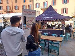 "Calici e forchette", l'assessore risponde agli attacchi: «Al Comune è costata 0 euro»