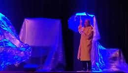 Applausi a teatro per Sara Dho e il suo spettacolo “Fiume di acqua e di fango”