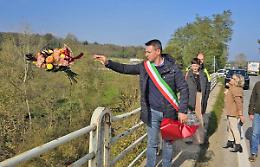 Piozzo: il sindaco lancia fiori nel fiume, nel ricordo delle vittime dell'alluvione