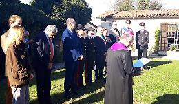 La famiglia e il vescovo in preghiera sulla tomba del presidente Luigi Einaudi