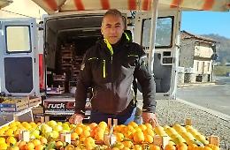 A Bastia Mondovì è tornato Salvatore con le sue arance dolcissime, direttamente da Ribera