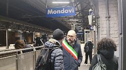 Treni in ritardo, cancellati, disservizi: la protesta dei sindaci nelle stazioni