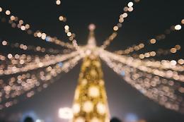 Come illuminare l'esterno con stile e poesia natalizia